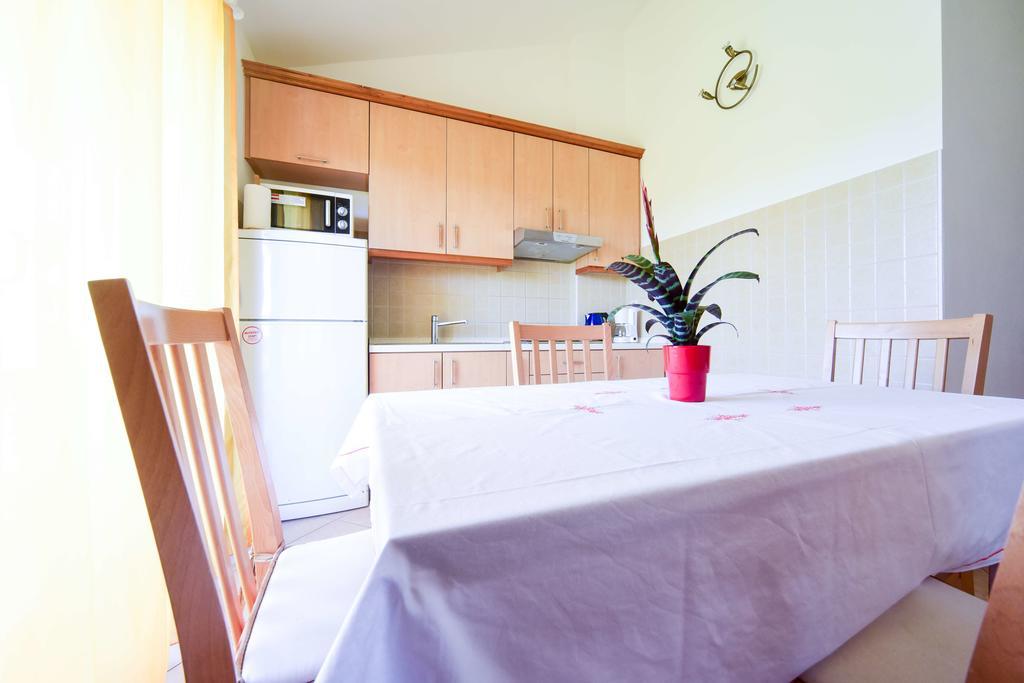 Apartments Mrva Ugljan Ngoại thất bức ảnh