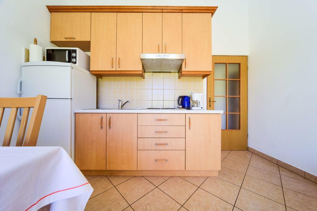 Apartments Mrva Ugljan Ngoại thất bức ảnh