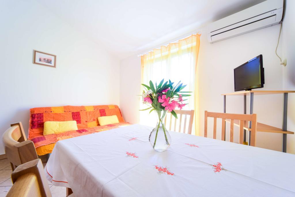 Apartments Mrva Ugljan Ngoại thất bức ảnh