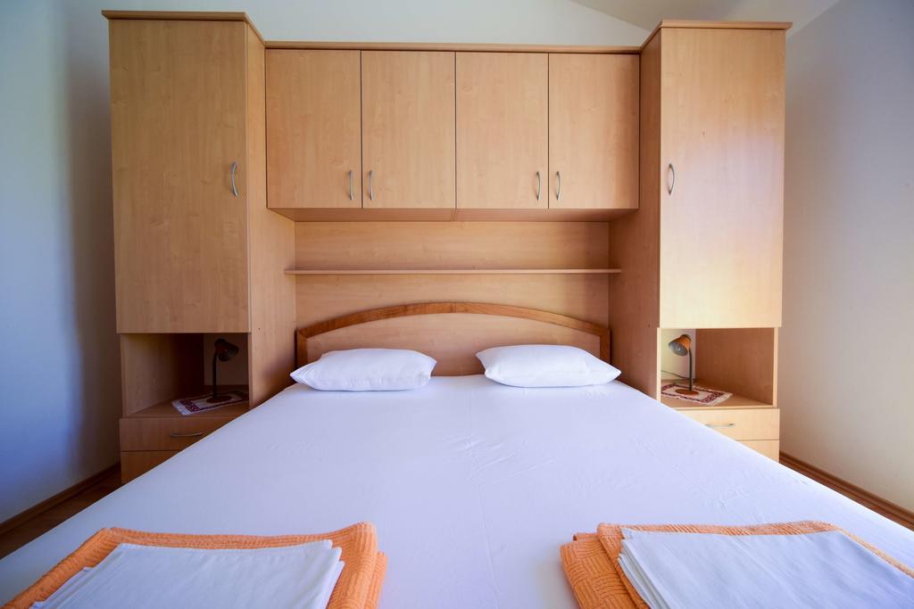 Apartments Mrva Ugljan Ngoại thất bức ảnh